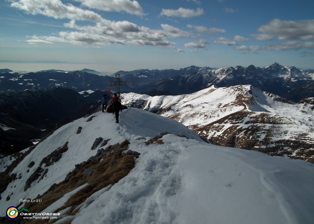 48 La croce vista dalla cima....JPG